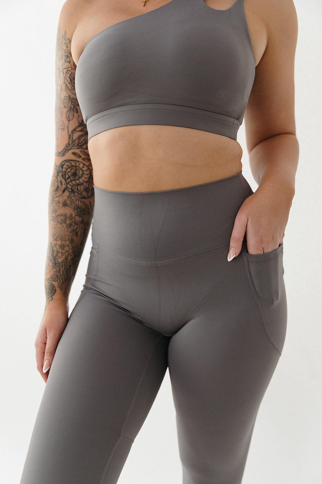 SHE AINT PLAYIN LEGGINGS