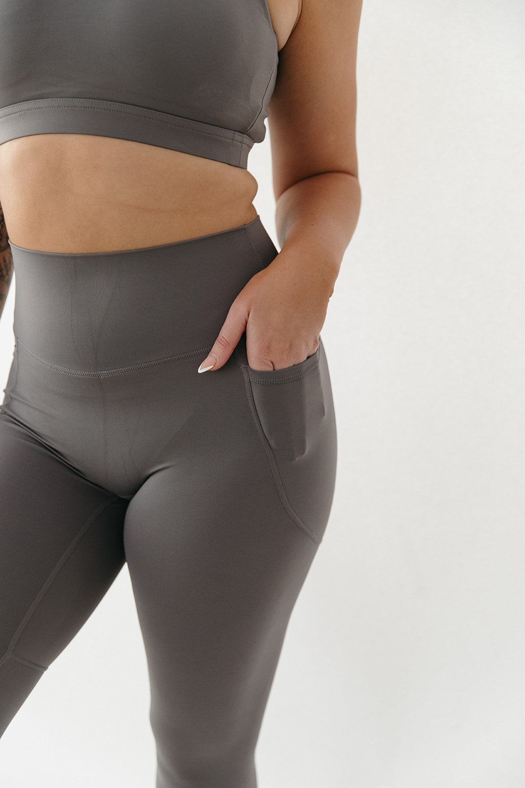 SHE AINT PLAYIN LEGGINGS
